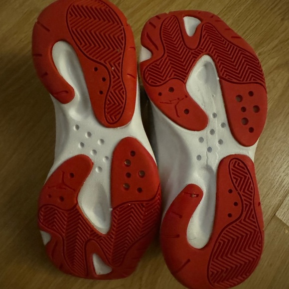 Kids Jordan’s 2.5Y - Picture 2 of 4